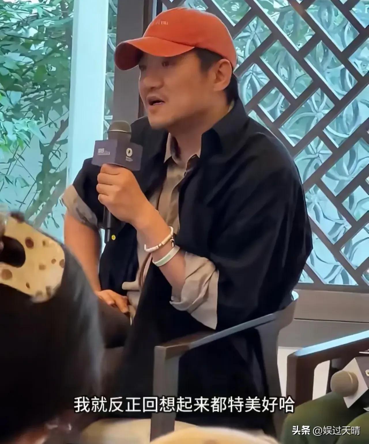 陈明昊再次回应《文城》演员站着念台词争议，看完不少网友直言难以认同。
 
对于大