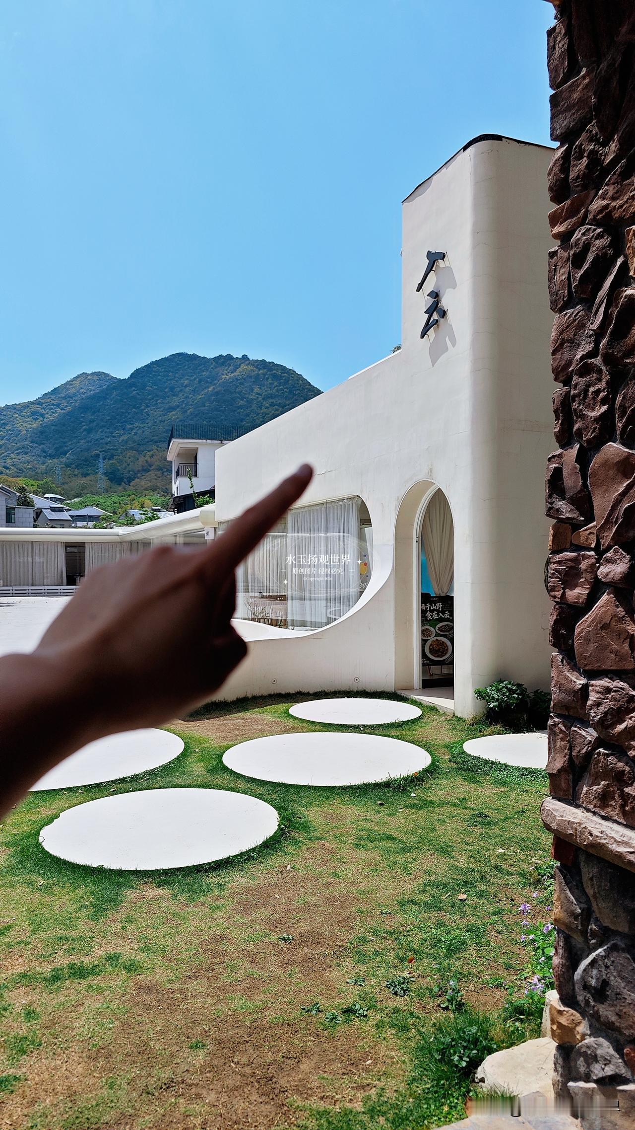 莫干山的山野温柔，在庾村旁的入云庭院餐厅被诠释得淋漓尽致，远远望去就是一栋干净通