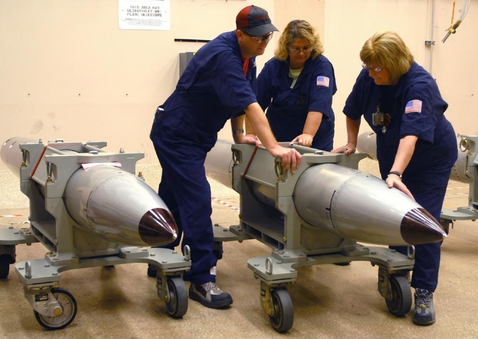 每天认识一件兵器 美国B61核弹长度：360厘米直径：34厘米翼展：57厘米重量