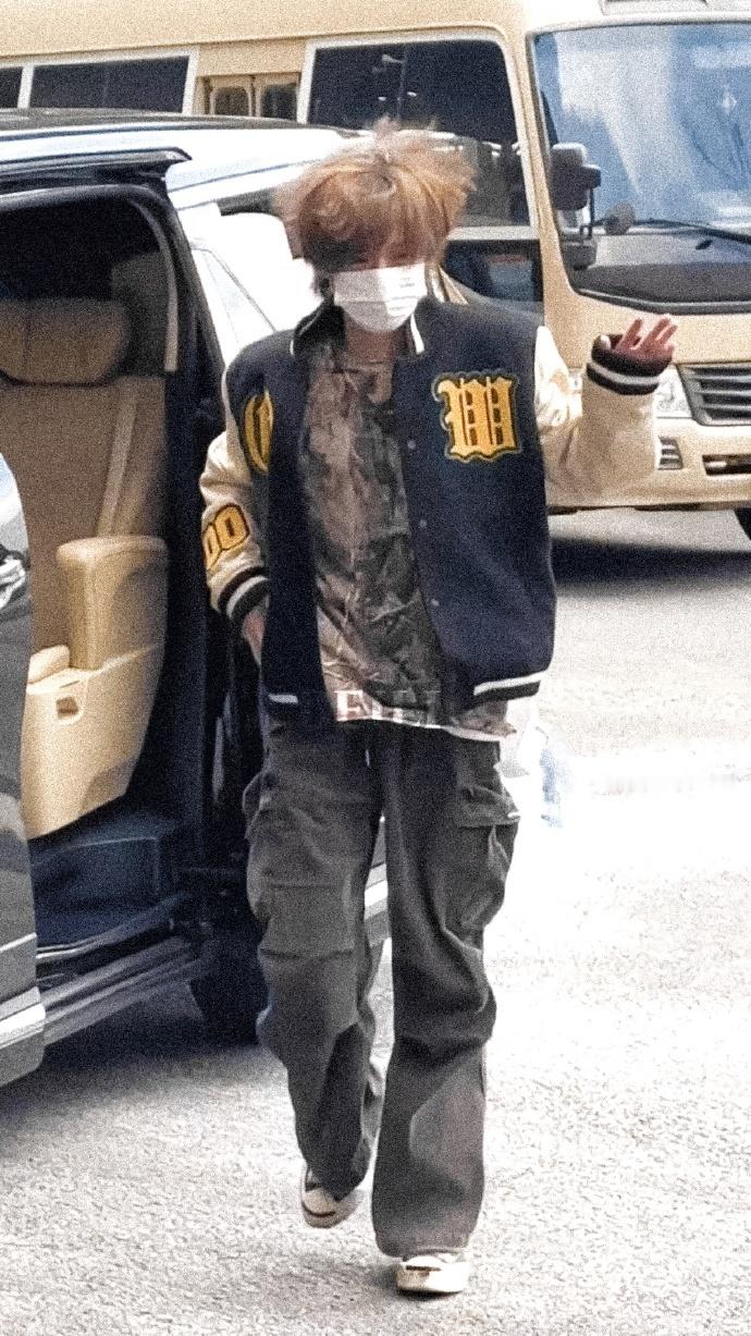 鹿晗风一吹都变炸毛小狗鹿晗出发录五哈的状态 鹿晗出发录五哈的状态，棒球服嫩回男大