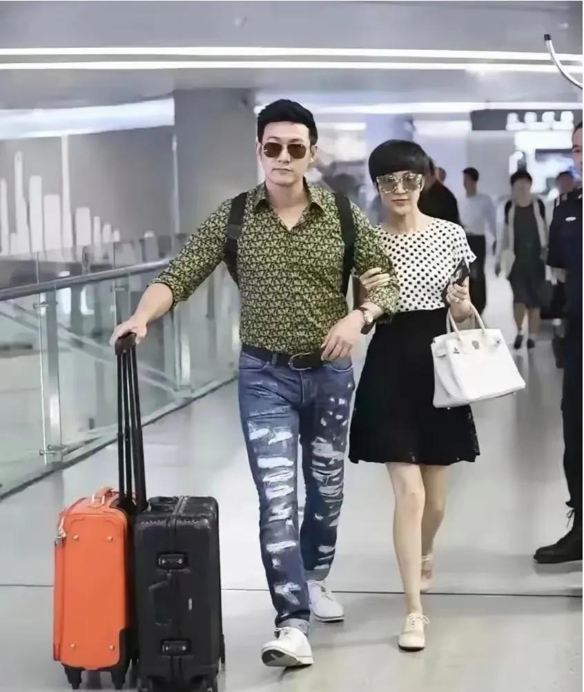 这是一个很会钓金龟婿的家庭，两个女儿钓到两个大明星。大女婿先火起来了，丈母娘和老