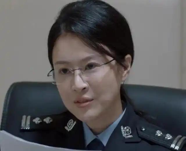 《迷墙》里，饰演 庞佳佳的演员是不是觉得面熟？是的，她还在《沉默的荣耀》里饰演聂
