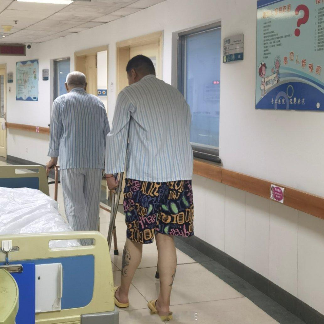 做一天手术挥汗如雨、酣畅淋漓，患者锻炼也热情不减，忙完下班匆匆走出外科楼，一股热