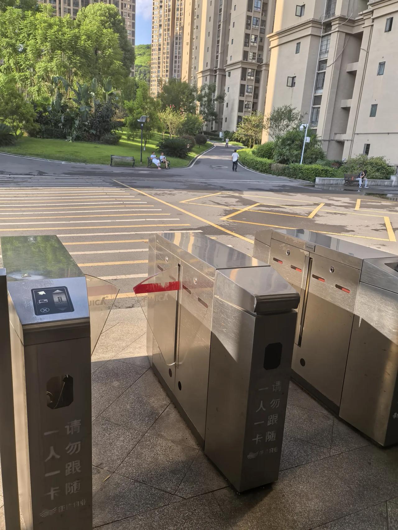 小区后门外是菜市场，物业在后门处装了一个自动刷卡门禁。可又没有安排门卫值班，这个