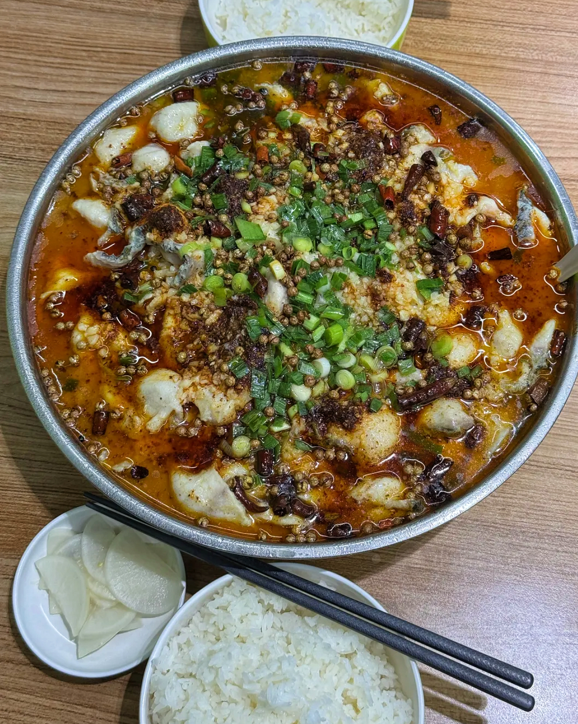 好久没有吃酸菜鱼那就搞个酸菜鱼778这家饭店的酸菜鱼味道还是不错的里面加了豆芽豆