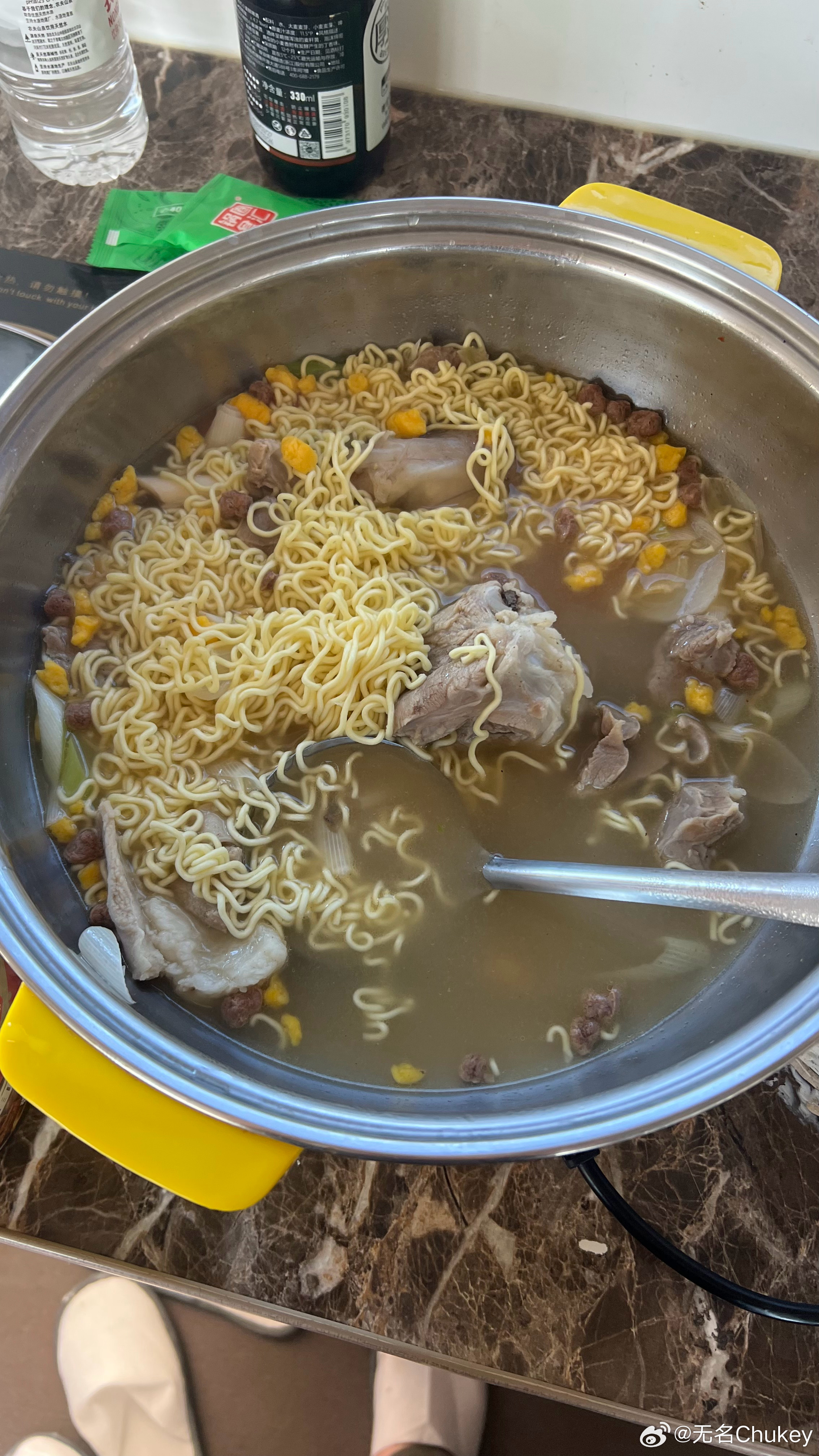 昨晚在赛里木湖里面睡房车，早上买两个方便面，把昨晚没吃完的羊肉做个面，真香