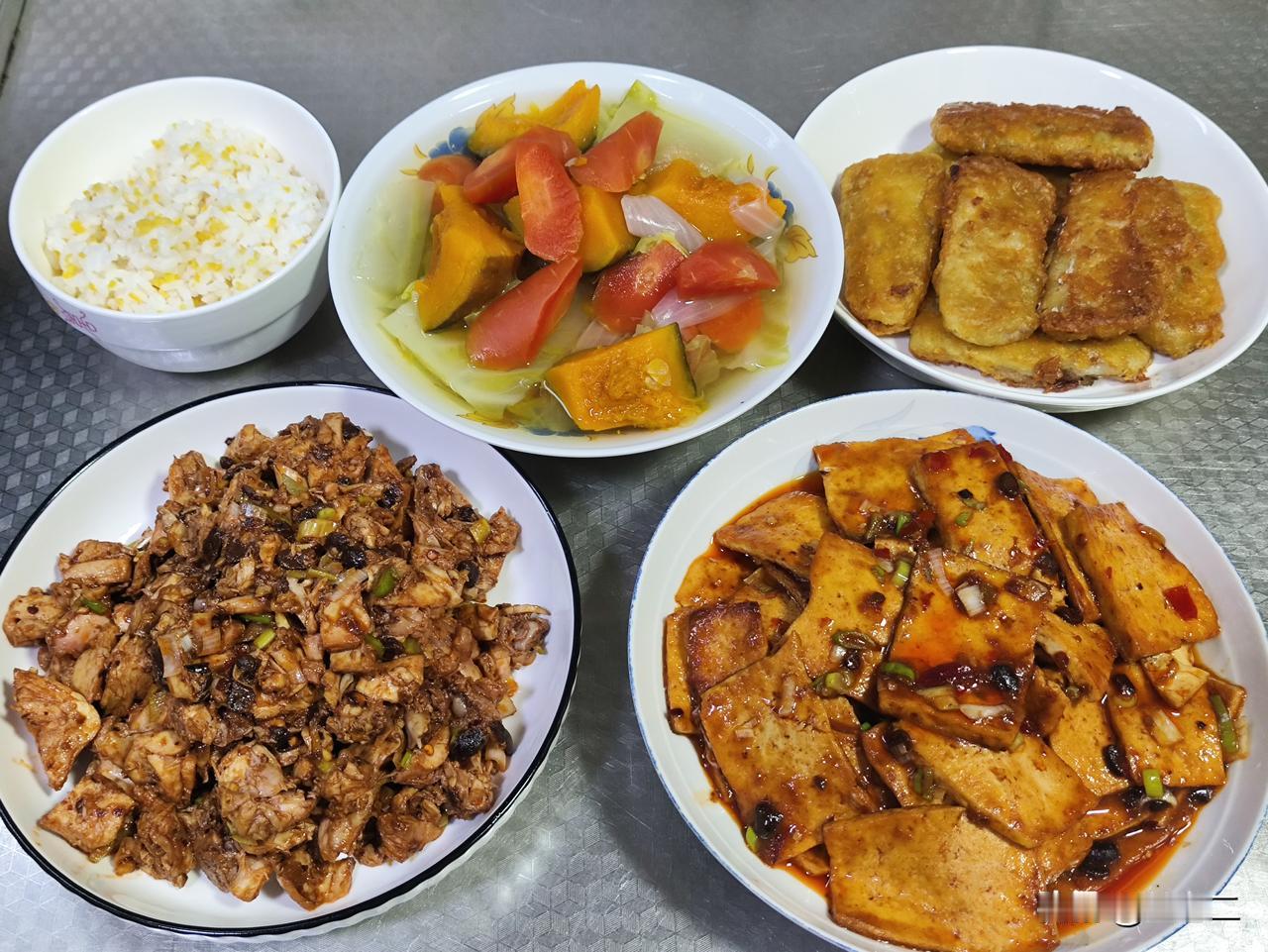 四月十九日午餐，我制作了三菜一汤一主食。第一道是凉拌兔肉，第二道是煎带鱼，第三道