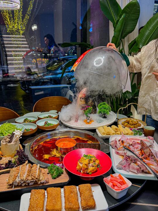 呼市宴请！高端鱼头火锅 傍晚蓝调氛围好美🥹