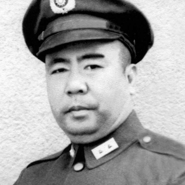 一个女学生，深夜，把一个骨灰盒死死地绑在自己身上。然后，扔掉所有行李，纵身跳进冰