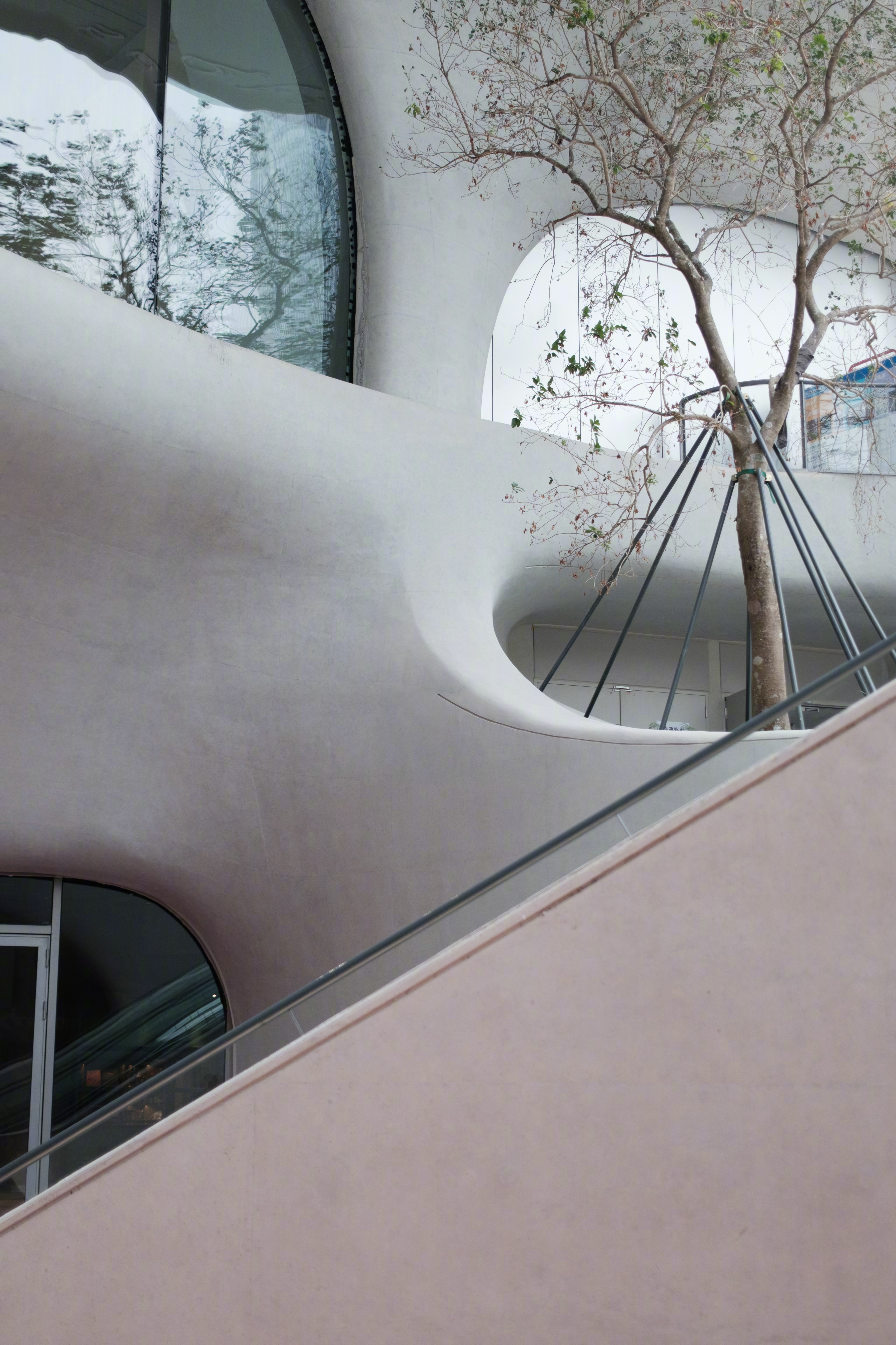 今年听到最有意义的话：「别人的认可是最廉价的枷锁，自我接纳是最低成本的自由。」 