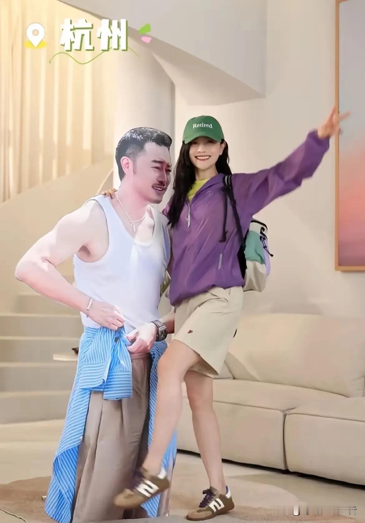 胡可有多爱沙溢，不在身边搞了一堆纸片人，这也算是沙溢陪她到处游玩了。
沙溢如今也