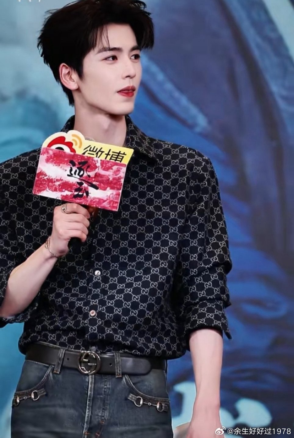 张凌赫又在全场找人了全场找人的张凌赫，像极了人形扫描仪！找到后还不忘饭撒，这反差