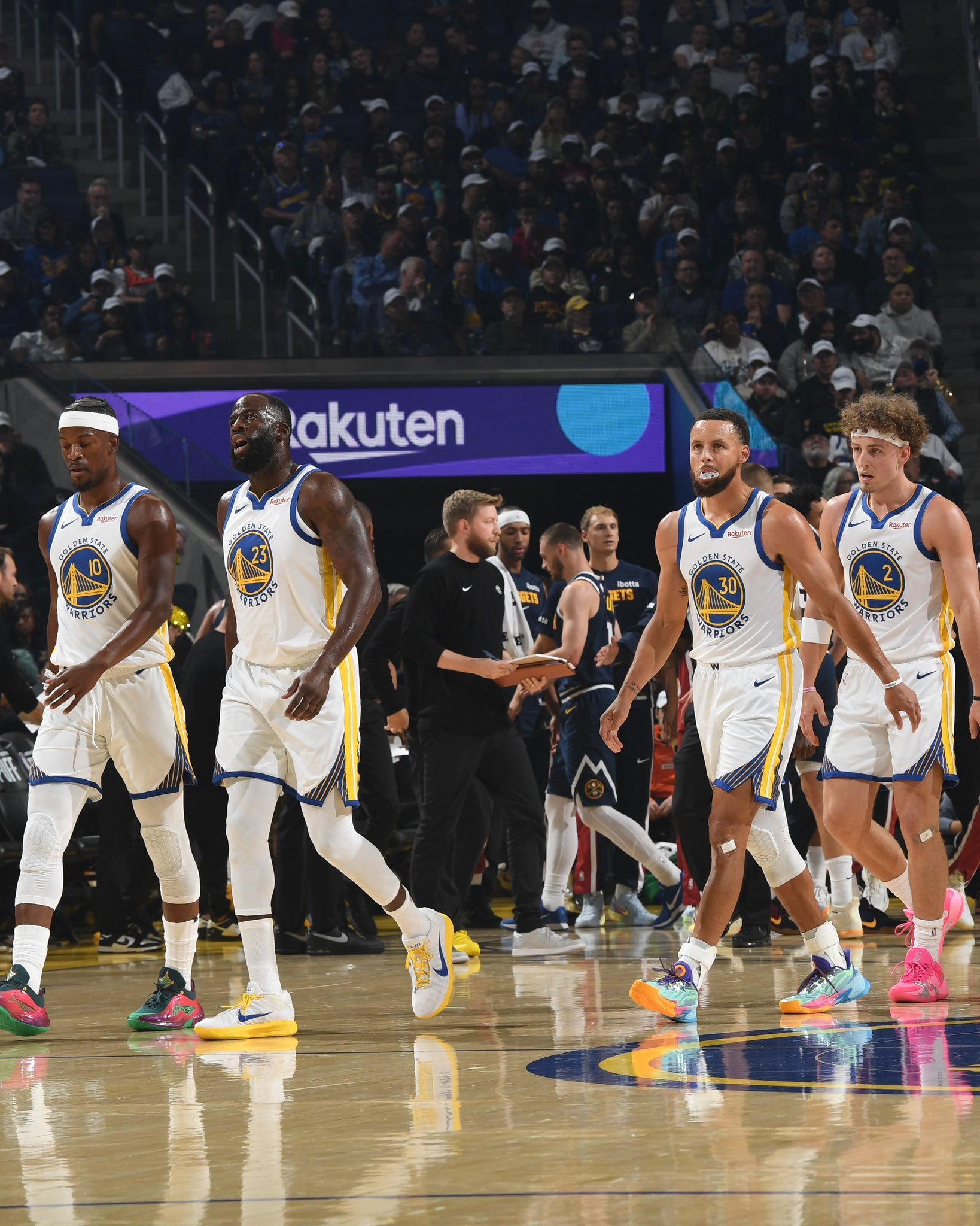 开拓者的首发五虎阵容火力全开，昨天霍福德和库明加组成的强势轮换阵容收官战发挥了重