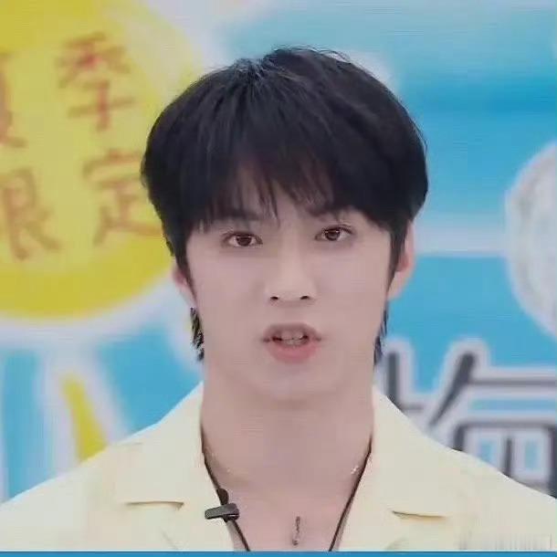 刘耀文怎么脸和脖子一样粗，看起来好突兀 ​​​