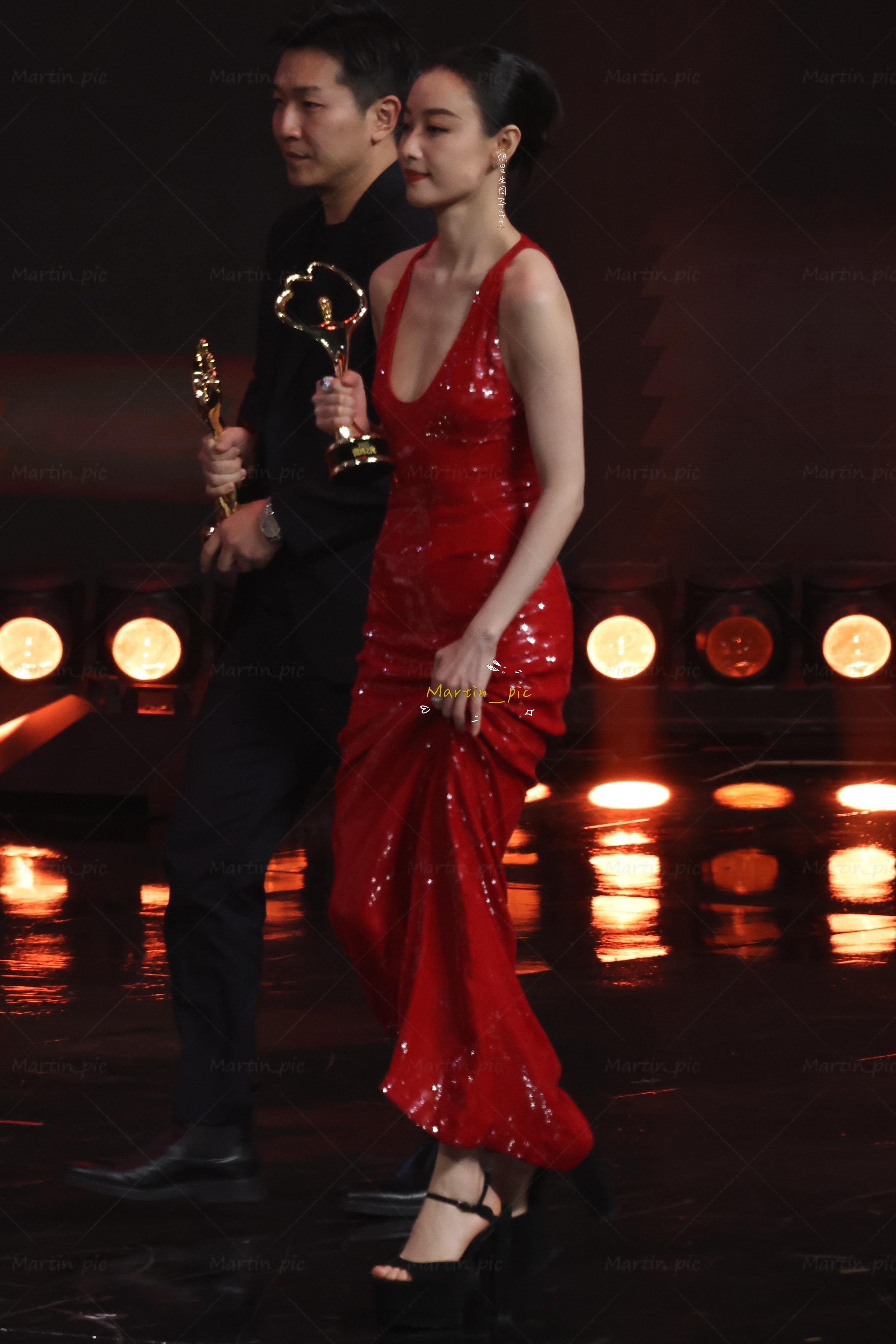 倪妮 倪妮微博之夜内场生图红裙喵姐真的太婀娜啦～倪妮 大光明大红唇的杀伤力 nn