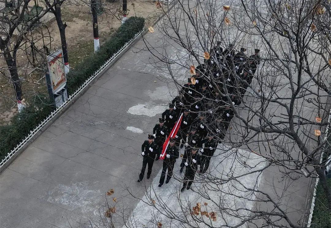 快讯！
第83集团军某旅突然宣布了。
就在1月1日清晨，在该旅营区操场，被称作渡