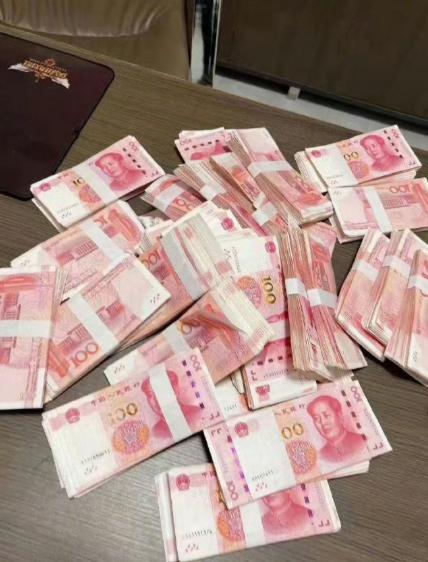 太荒唐！
主任收 600 万用保姆卡存钱
保姆取走双双获刑


董华在荆州医院当