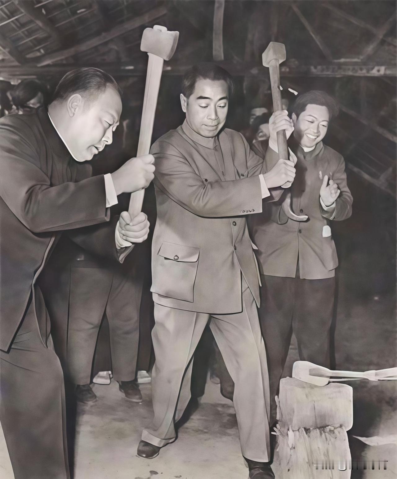 🍁周总理和陈毅元帅一同抡锤打铁

1958年末，周总理和陈毅元帅赴湖北麻城视察