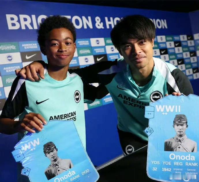 英超日本国脚手持日军军官卡片合影日本士兵，二战WWII，这样的照片都能举在手里合