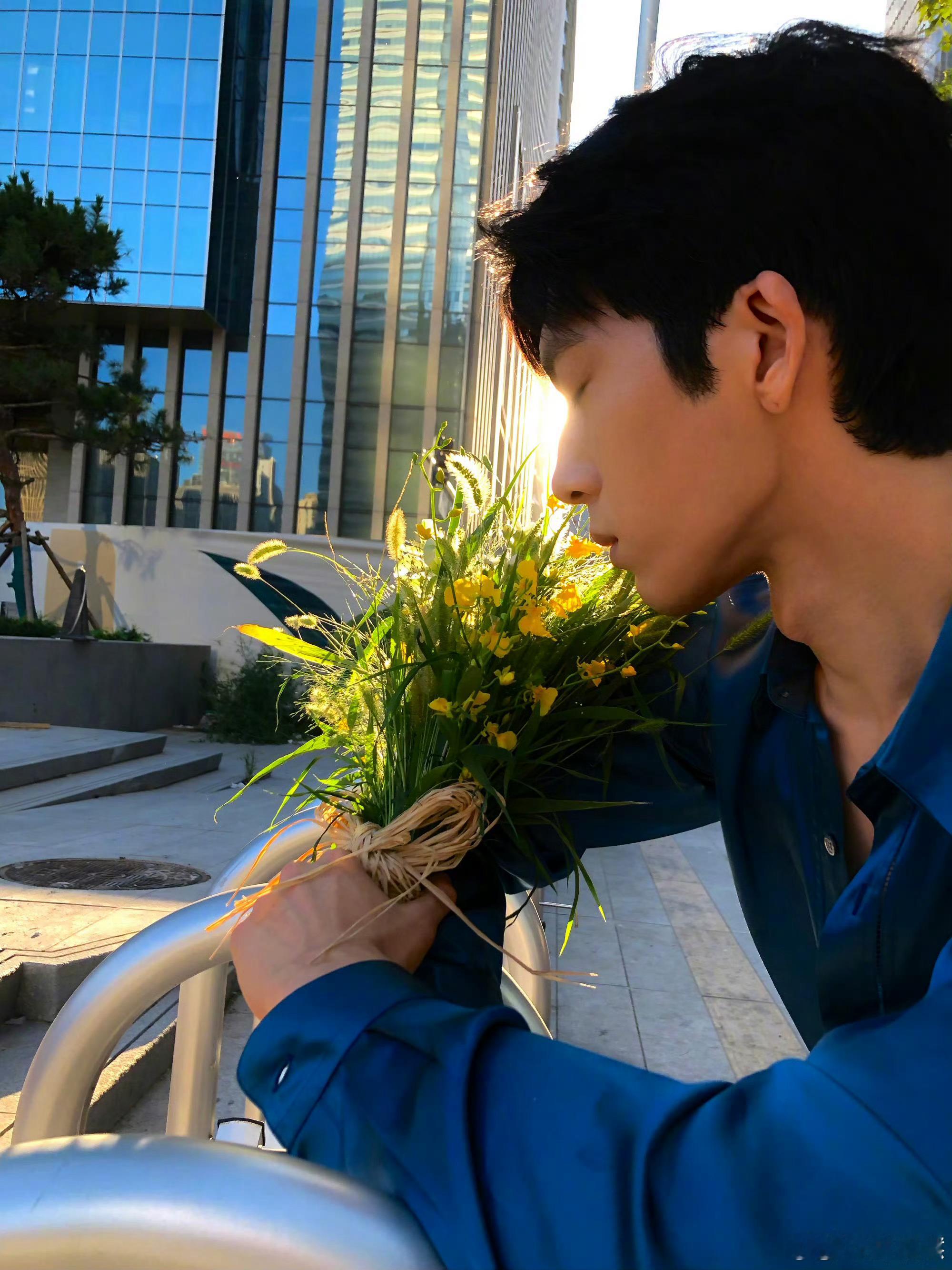井柏然狗尾巴草大片井柏然真是把狗尾巴草都拍出了大片感！随随便便拿根草就是时尚大片