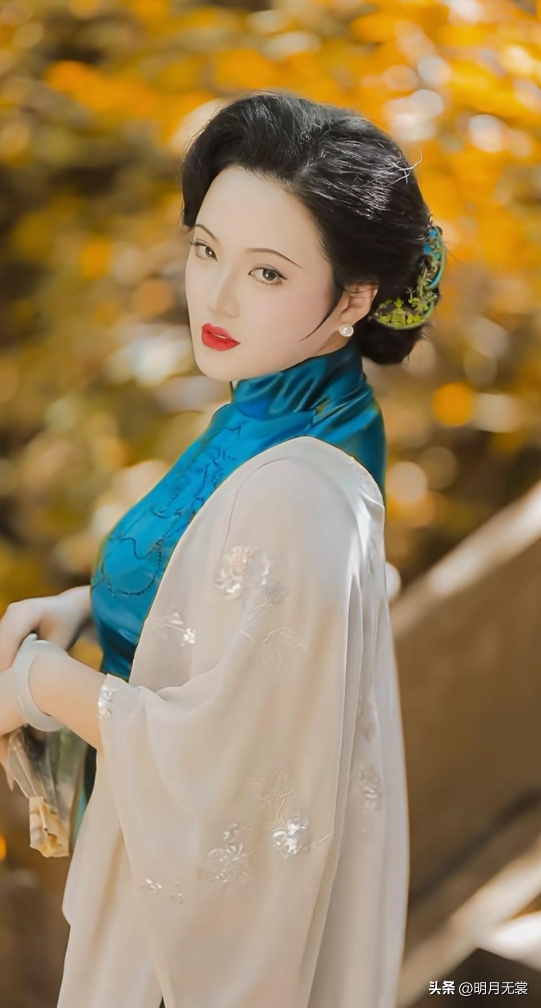 暖阳下，古典美人倚树而立，红唇与绿发相映成趣，韵味十足。