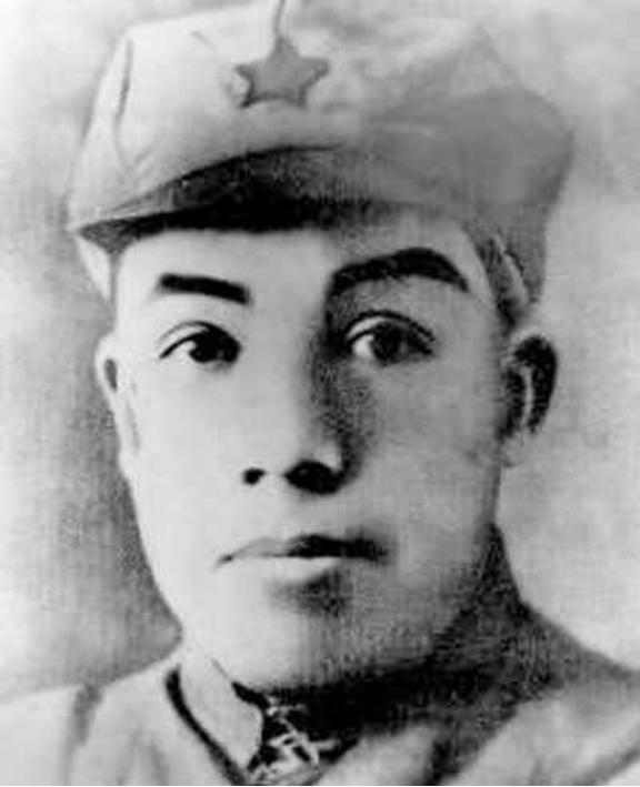 1943年毛泽民牺牲后，盛世才逃离新疆，几年后岳父一家11口遇害，邱宅墙上留下“