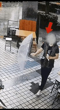 大家注意看，这个女子是怎么顺走茶叶蛋的？女子买了一个包子，她顺手拿了1个鸡蛋装兜