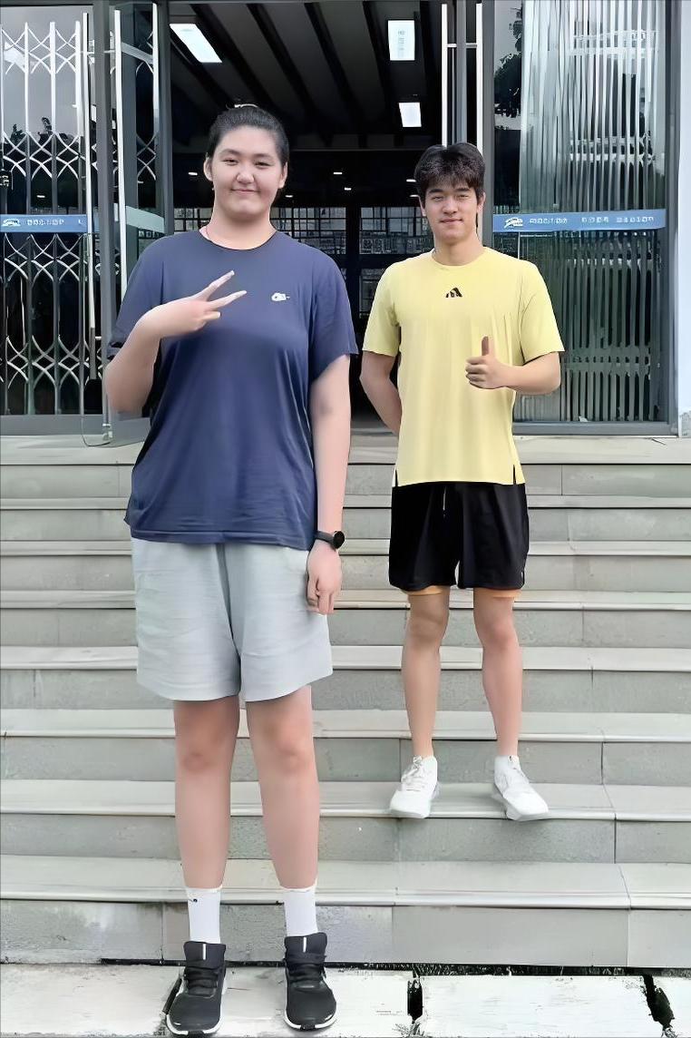 萌到了！1米92的潘展乐站上两级台阶，才与2米26的张子宇扯平。

张子宇正随中