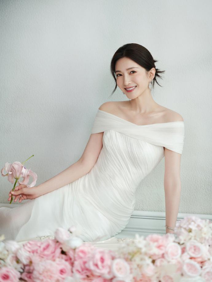 最近江疏影在出席时尚活动的时候穿了一件白色的抹胸裙，让她展现出了高贵之美。

江