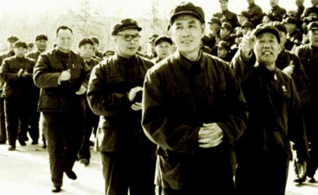 1975年的一天，南京军区司令丁盛少将刚开完会，警卫员进门报告：“首长，您的老战