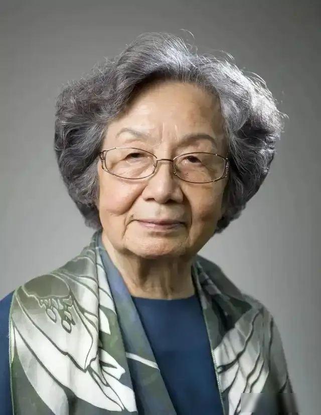 2024年，叶嘉莹去世享年100岁。95岁的时候把积蓄3568万元，捐给了南开大