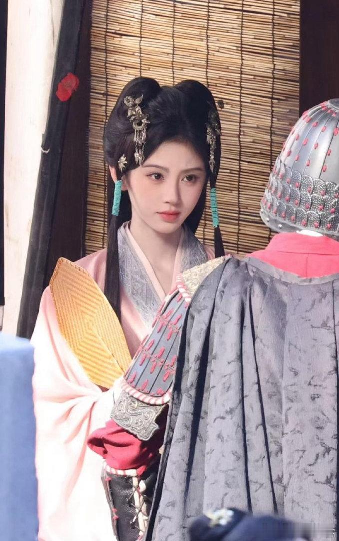 鞠婧祎芙蓉不及美人妆芙蓉不及美人妆，大家刷到了吧？这句诗配上鞠婧祎的新造型，真的