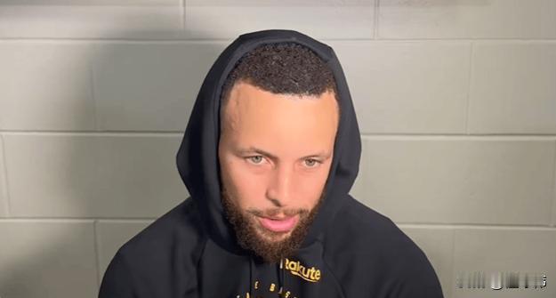 真的敬业！巴特勒谈库里带伤出战：

“他在之前对阵马刺的时候，扭伤了脚。”

“