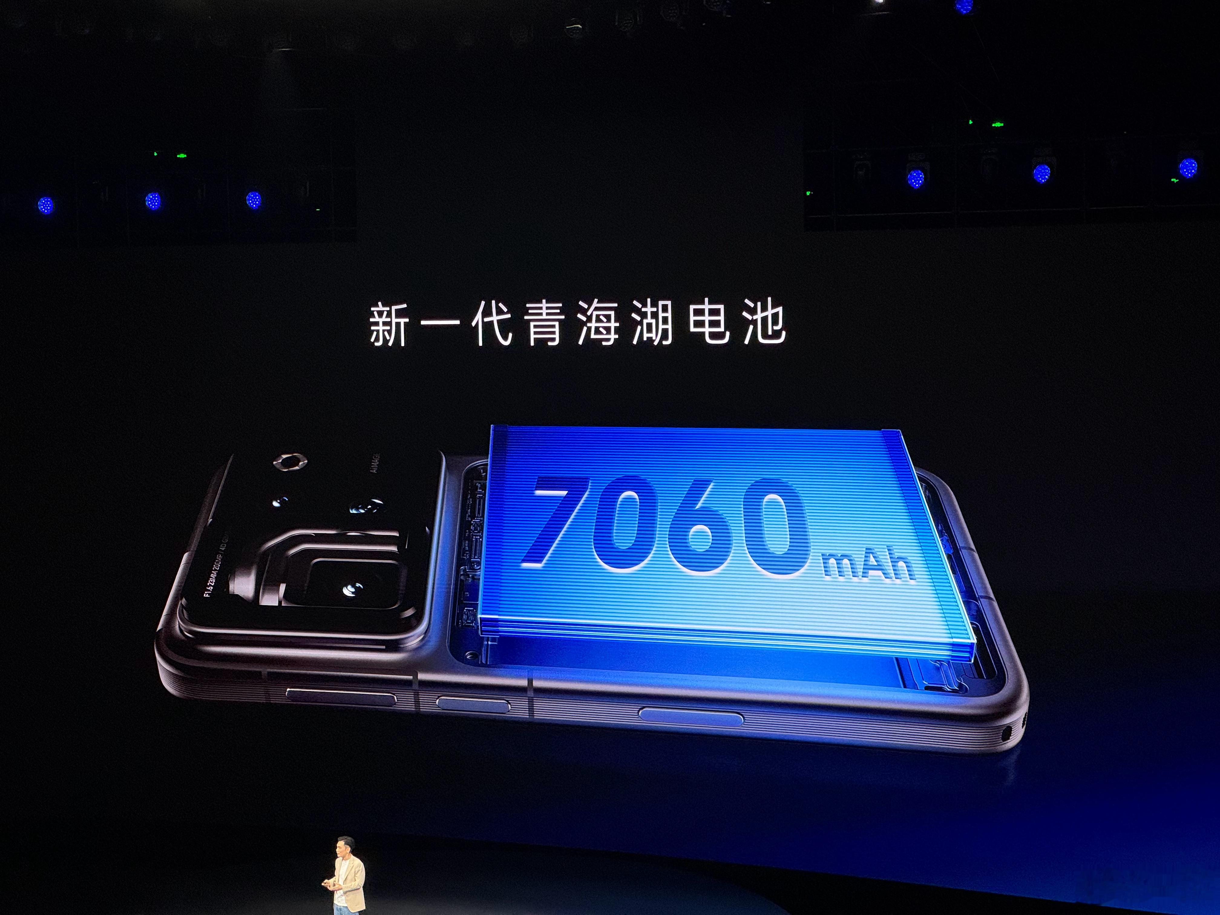 荣耀Robot Phone塞进一个云台重量才248g，还搭载了7060毫安新一代