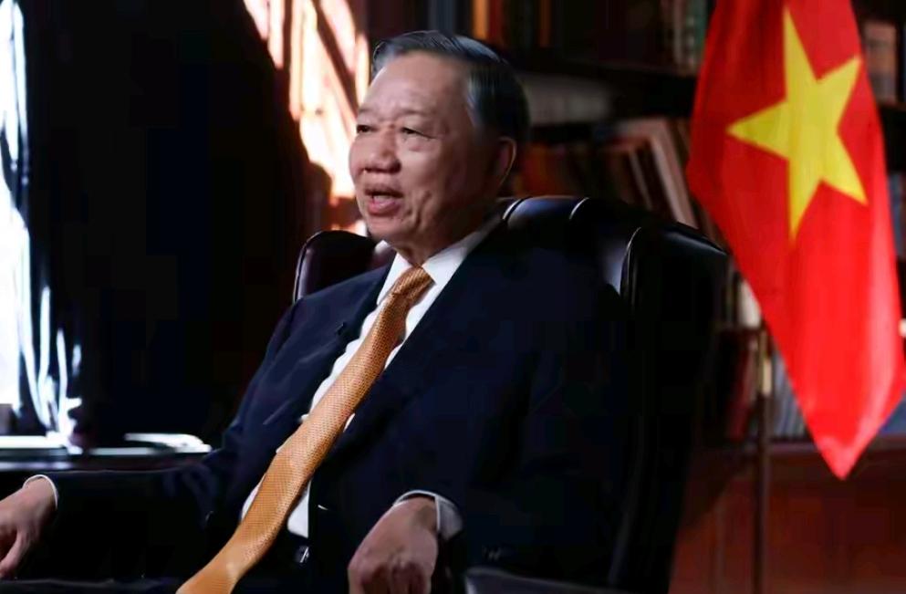 越南在纽约玩这一出，又被网友们骂白眼狼。
先说清他们干了什么：越南领导人向美方承