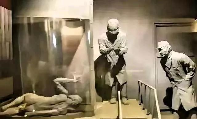 1938年，为了满足自己对女性生殖构造的好奇心，一鬼子军医让人把一女人使劲儿摁倒