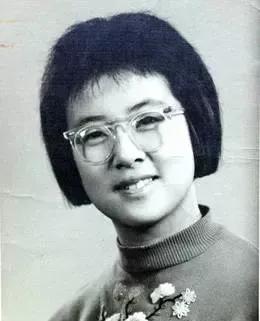 老照片里的12岁女孩穿着洗得发白的校服，眼神里带着与年龄不符的倔强。

谁能想到