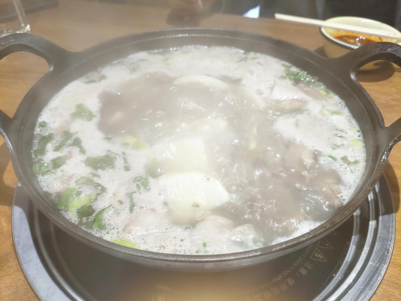 昨天小棉袄打电话，知道我们俩在陕北宜川，建议我们一定要吃一顿铁锅炖羊肉，陕北的羊