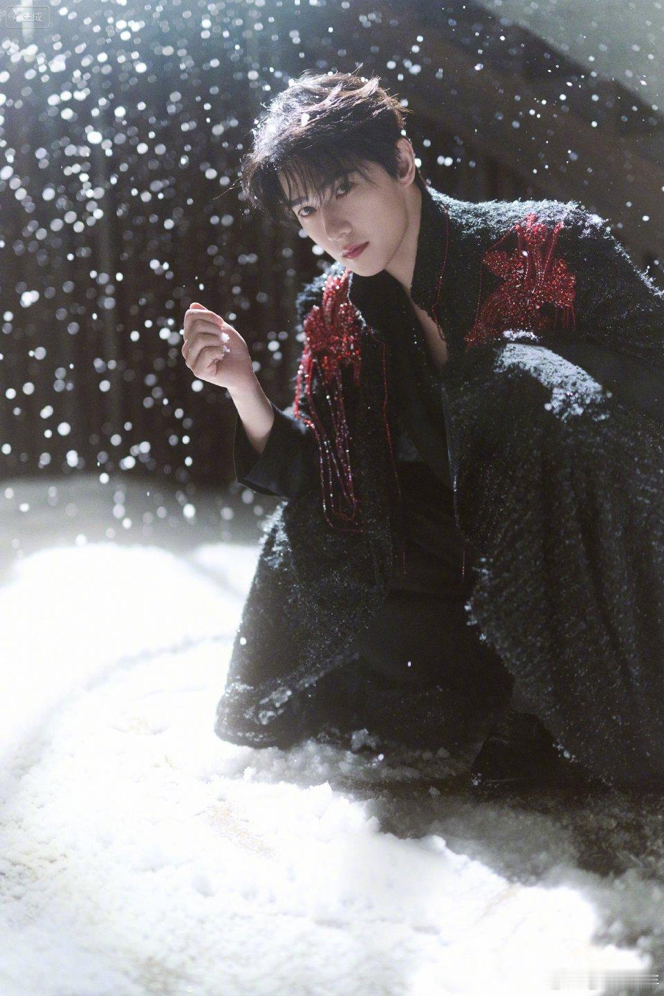 杨洋吸血鬼伯爵时尚完成度靠脸，角色完成度靠气质！杨洋又一次用实力证明：真正的帅是