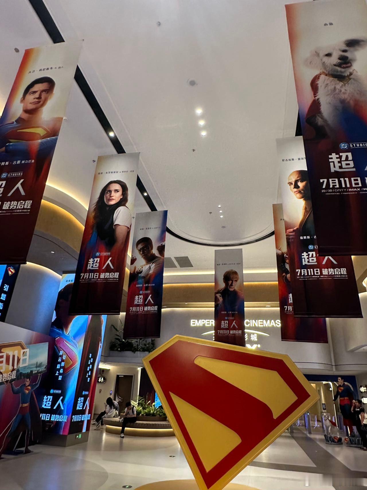 超人 莱克斯·卢瑟的出场镜头好带感，和超人站在一起，像光与影的对峙。好奇这版会怎