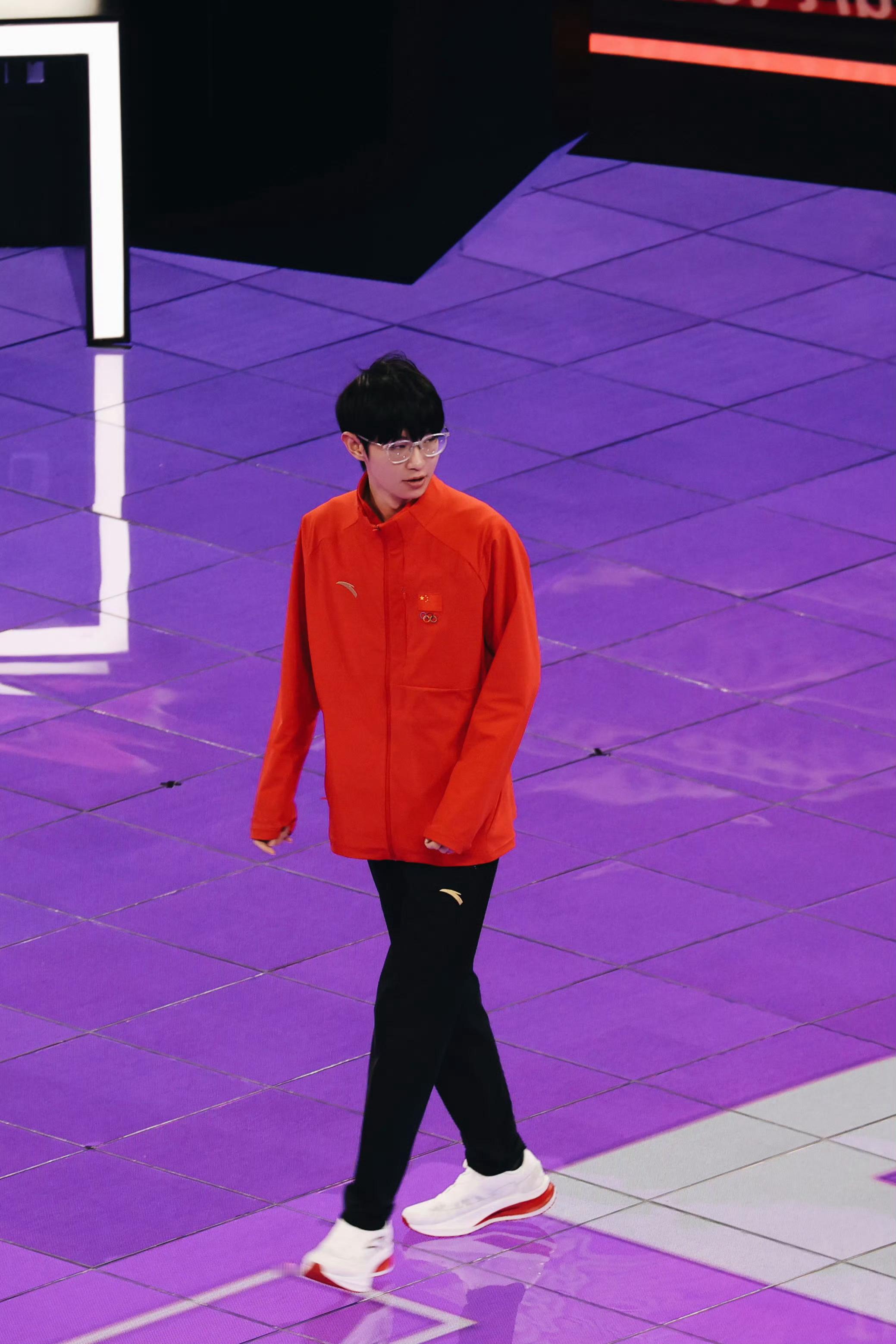 瘦瘦高高的一条人 好像早期升旗仪式结束校服袖口再长也不挽起来的学生妹 