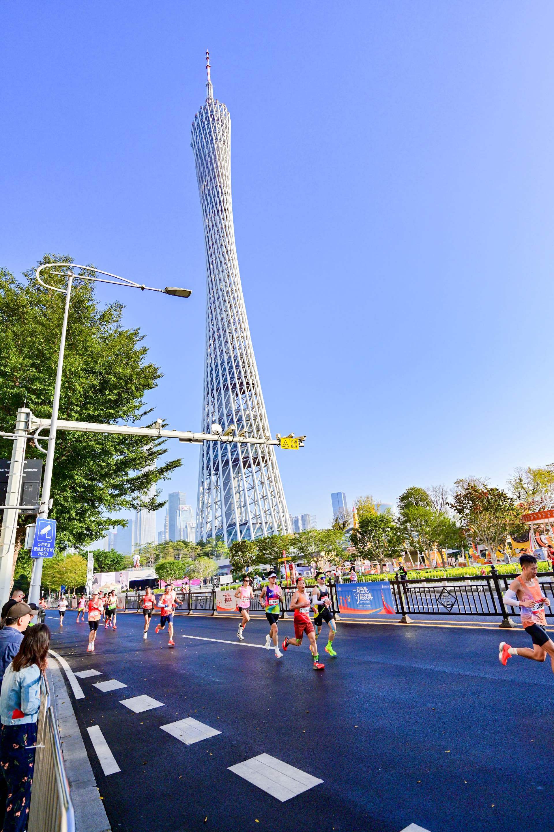 当广州马拉松遇上冬至 今天是传统的节气冬至，俗话说冬至大于年，一年一度的广马遇上