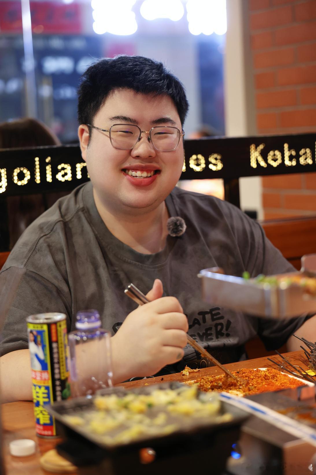 小胖二二赴新程小胖成为独一无二的自己小胖美食的独家秘笈：调好蘸料，保持好心态！?