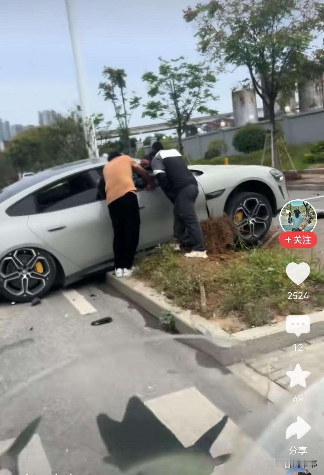 这位司机的停车技术真好！
能横着停在绿化带上面！
这技术有谁不服的！[灵光一闪]