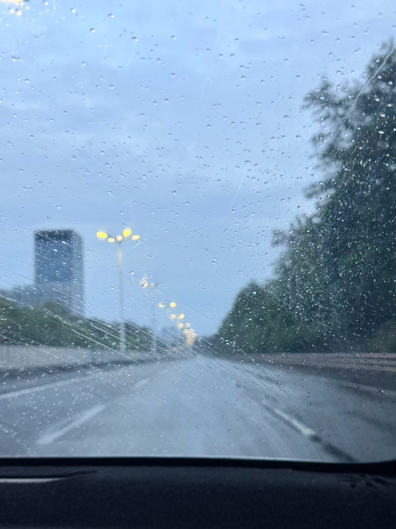 早起的风雨赶路人！一晚上都是轰雷雷的雷声，电闪雷鸣的下暴雨，根本没法睡[流汗]，