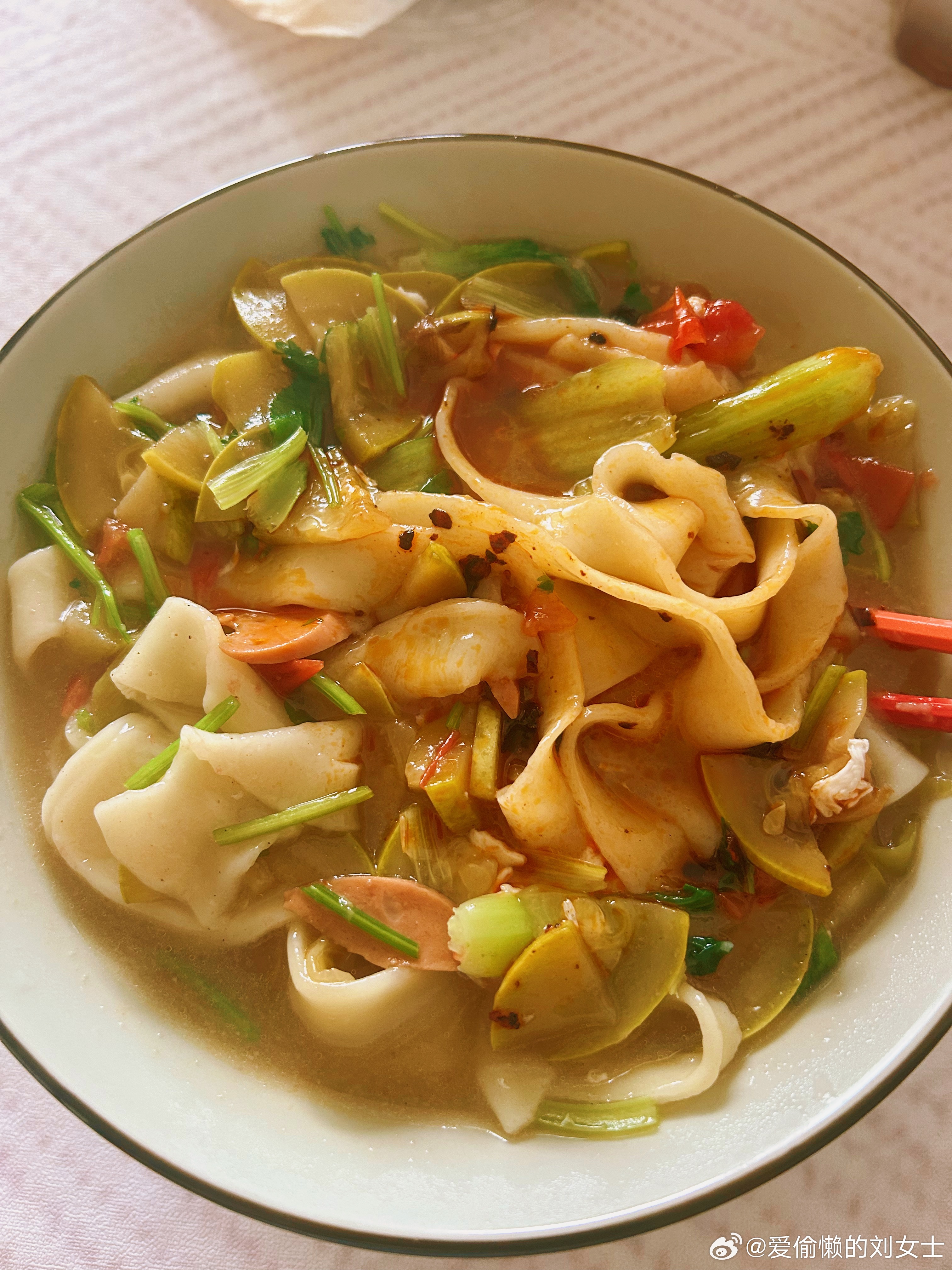 家人们好啊本来今天断食的被一碗拉面诱惑了本来下雨天也不热那就改到明天吧人啊对自己