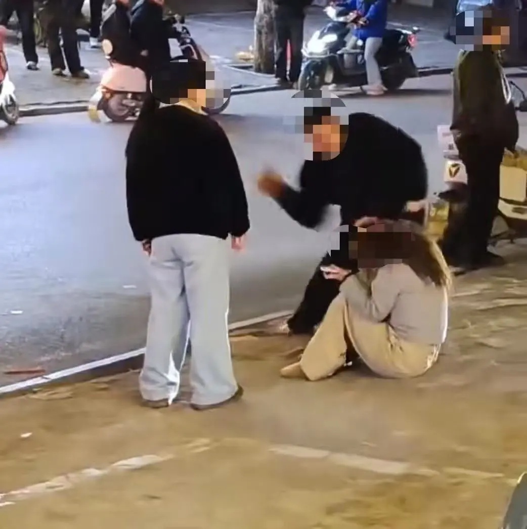 官方通报“夫妻当街殴打15岁女孩”：打人者被批捕！