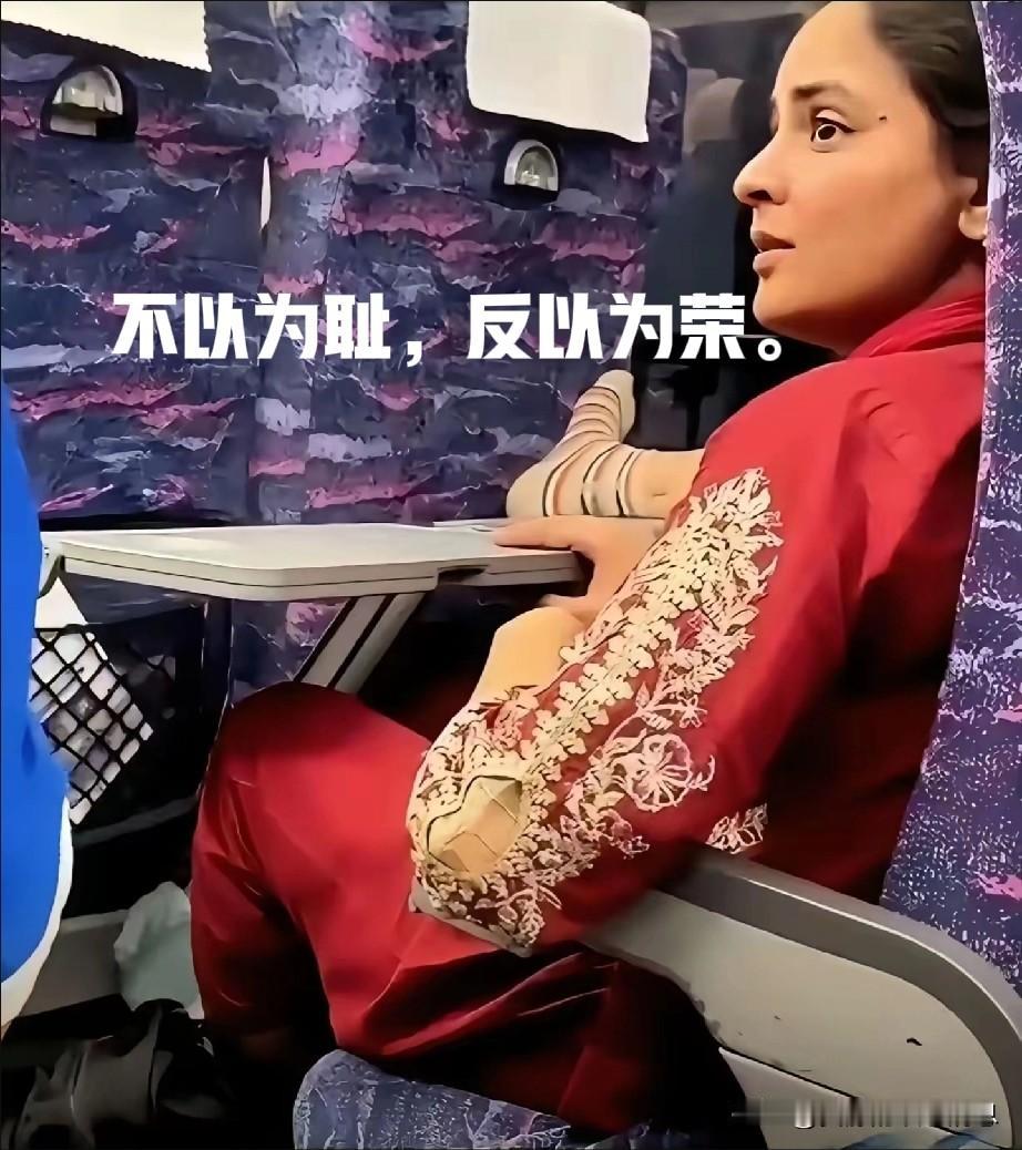 在高铁上，发生了一件让人费解的事情。一名年轻的印度女子把脚放在桌板上，一名劝她“
