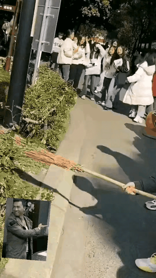 这个男孩用扫把在敲打什么？正应了那句老话，一夫当关，万夫莫开，他在这里拿着一把扫