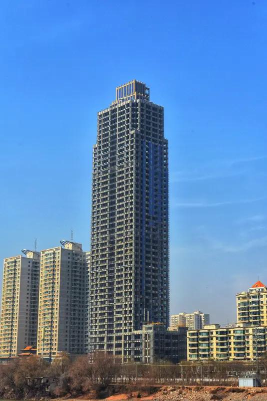 昨晚去一位朋友家借宿，他家住在36层。躺到床上后，我辗转反侧，怎么都睡不着，总感